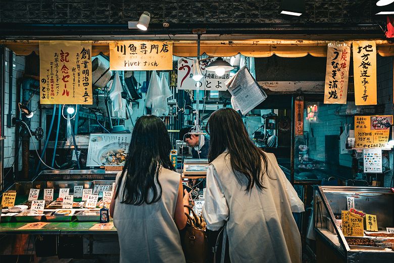 Couple de femmes au marché aux poissons de Tsukiji