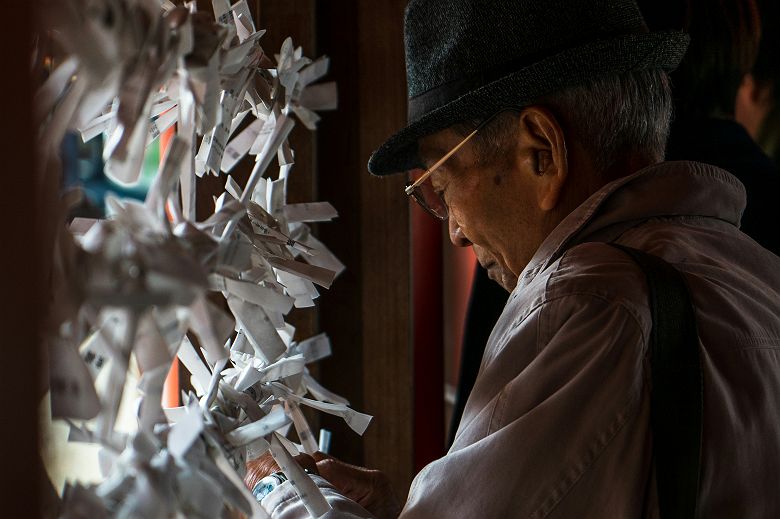 Vieil homme devant des omikuji  - Japon 