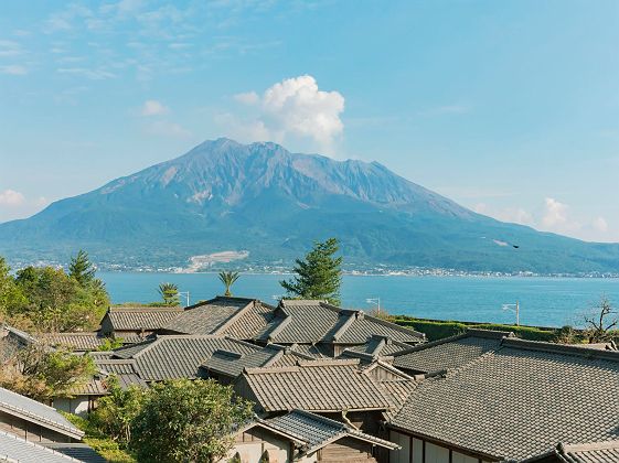 Vue sur le Sakurajima depuis le jardin Sengan-en à Kagoshima | © JNTO