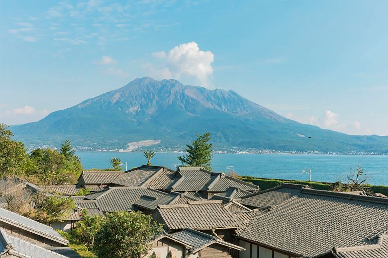 Vue sur le Sakurajima depuis le jardin Sengan-en à Kagoshima | © JNTO