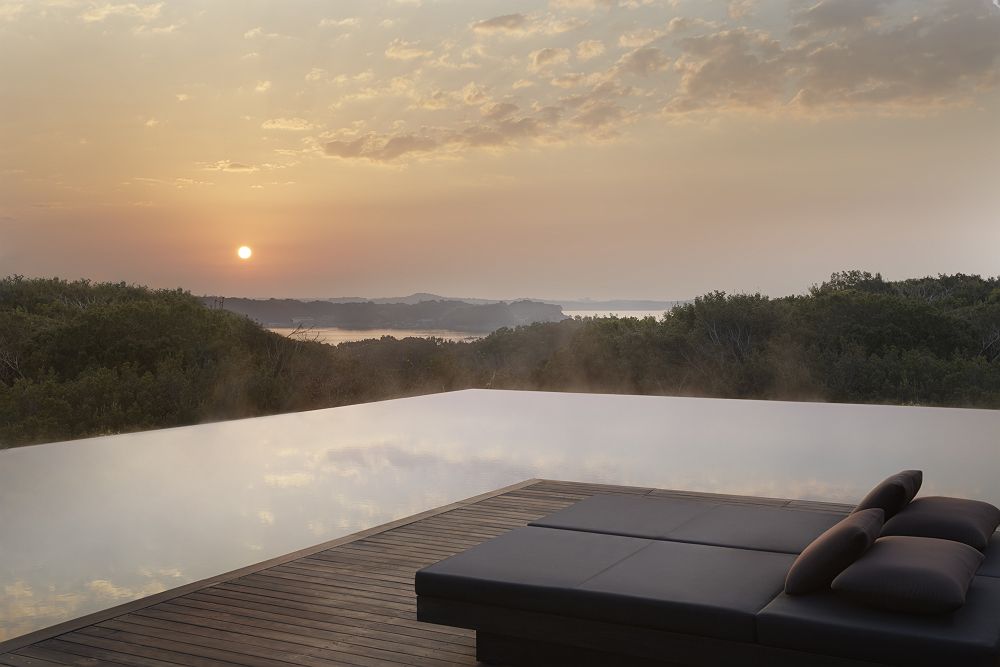 Piscine de l'Hotel Amanemu près de Kashikojima avec vue sur la baie d'Ago , Japon