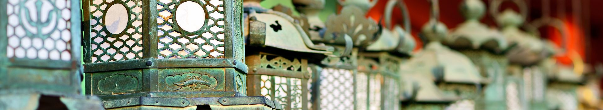 Lanternes dans un Temple bouddhiste à Kasuga-Taisha à Nara, au Japon