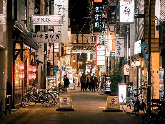 Personne déambulant dans une ruelle à Osaka