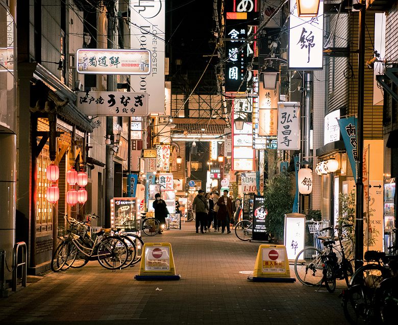 Personne déambulant dans une ruelle à Osaka