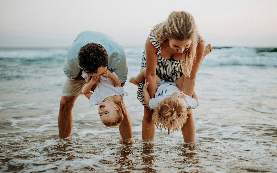 Famille qui joue dans l'océan