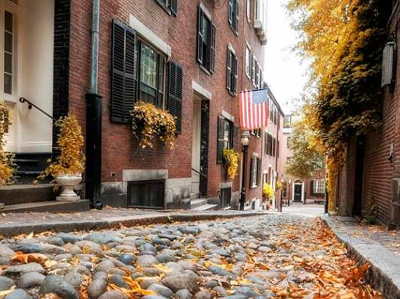 @kyleKlein Boston rue pavée Beacon Hill feuilles automne paysage