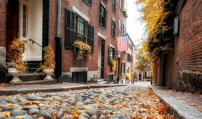 @kyleKlein Boston rue pavée Beacon Hill feuilles automne paysage