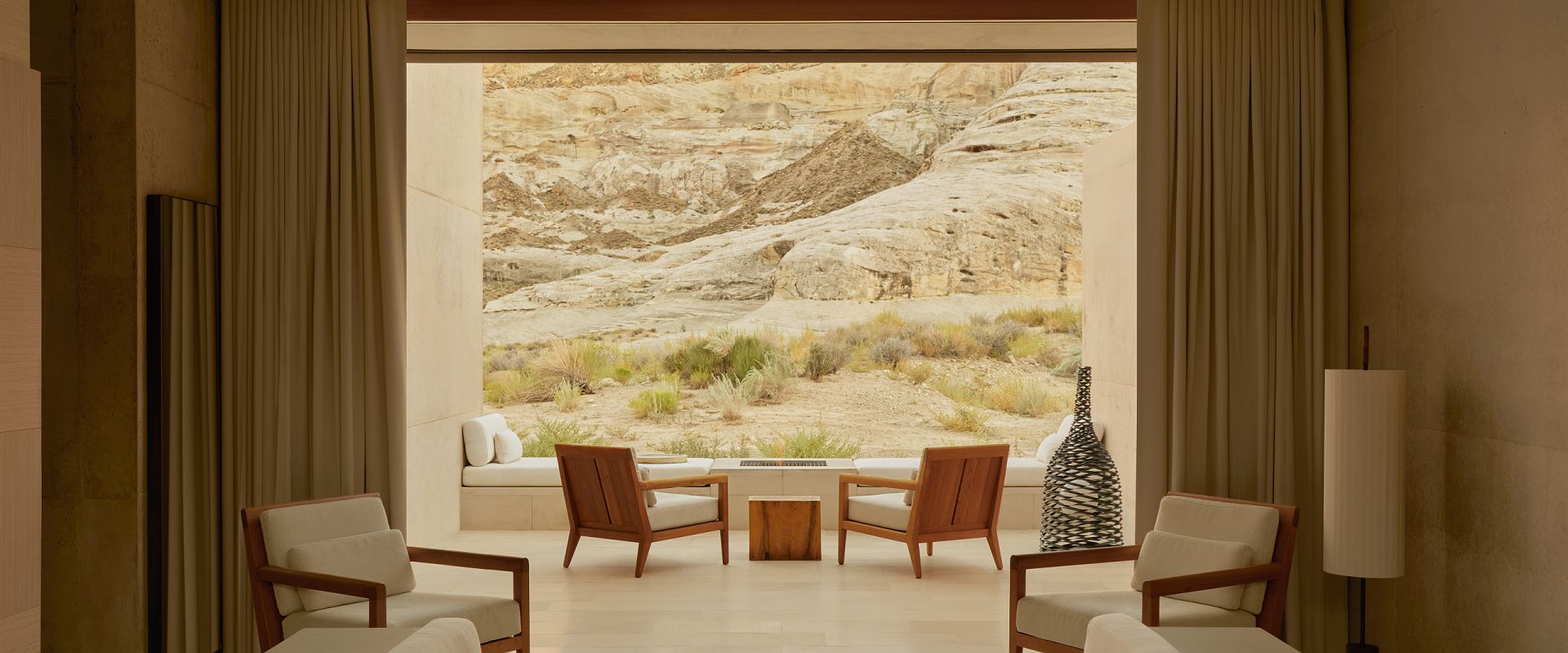 amangiri   girijaala suite   coin salon et terrasse