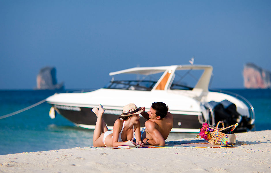 Rayavadee - Couple sur la plage et yacht