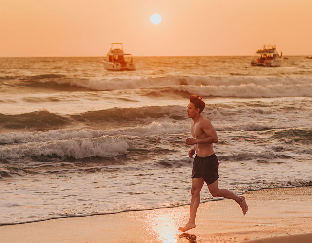 Pimalai Resort and Spa - jogging sur la plage - homme qui court
