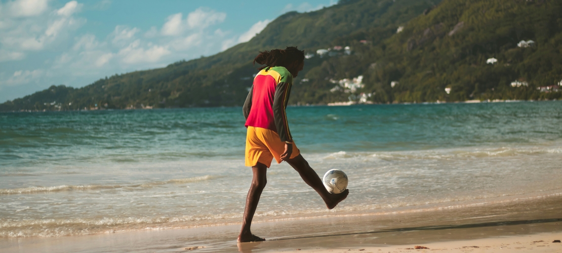 Homme sur la plage aux Seychelles