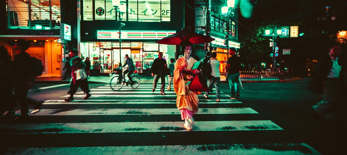 Geisha qui traverse la rue à Kyoto