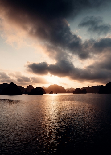 Baie d’Halong au coucher du soleil