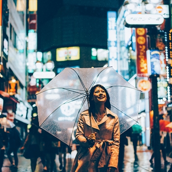 Femme sous la pluie à Tokyo