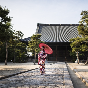Femme en kimono devant un temple