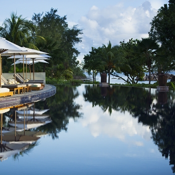 Piscine de l’hôtel Raffles Seychelles