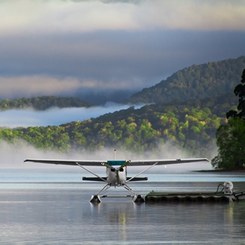 Hydravion sur un lac canadien