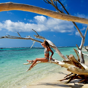 Femme en maillot sur une plage des Seychelles