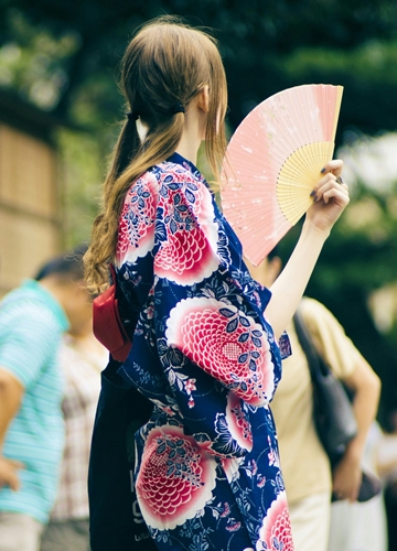 Femme en kimono arborant un éventail