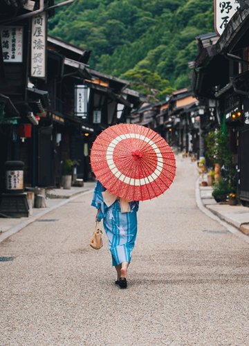 Femme en kimono dans une vieille ruelle japonaise