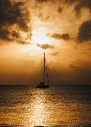 Voilier et coucher de soleil aux Seychelles