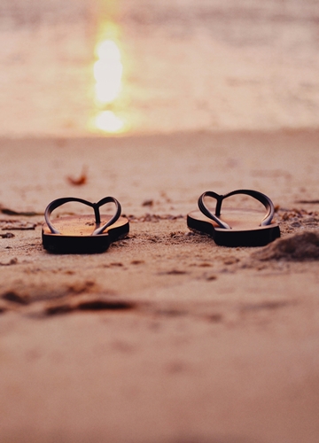 Tongs sur une plage des Seychelles