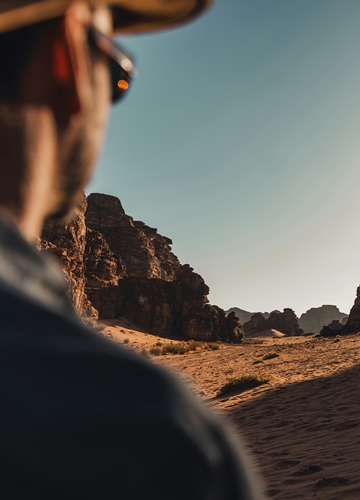 Homme dans le désert arabique